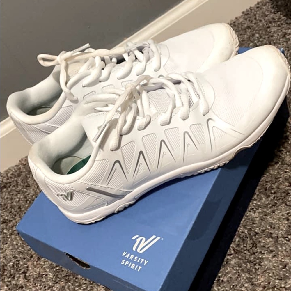 Varsity Spirt edge cheer shoes. Size 8